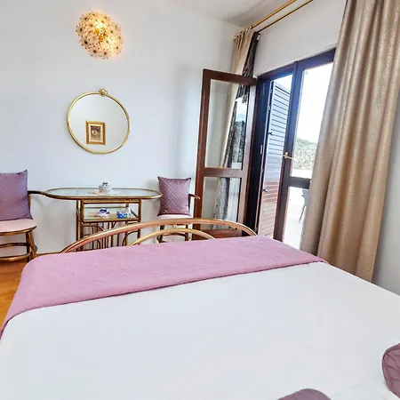 Jabuka Villa *