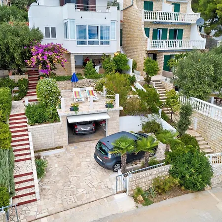 Jabuka Villa *