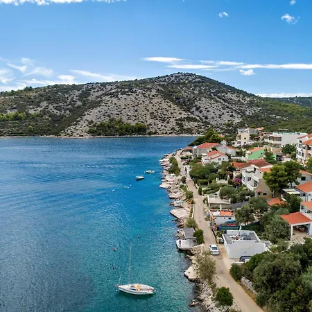 Jabuka * Vinišće