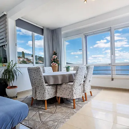 Jabuka Villa *
