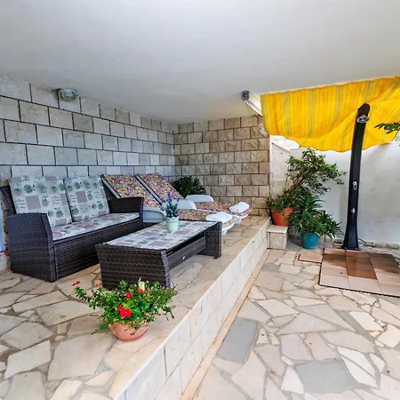 Jabuka Villa *